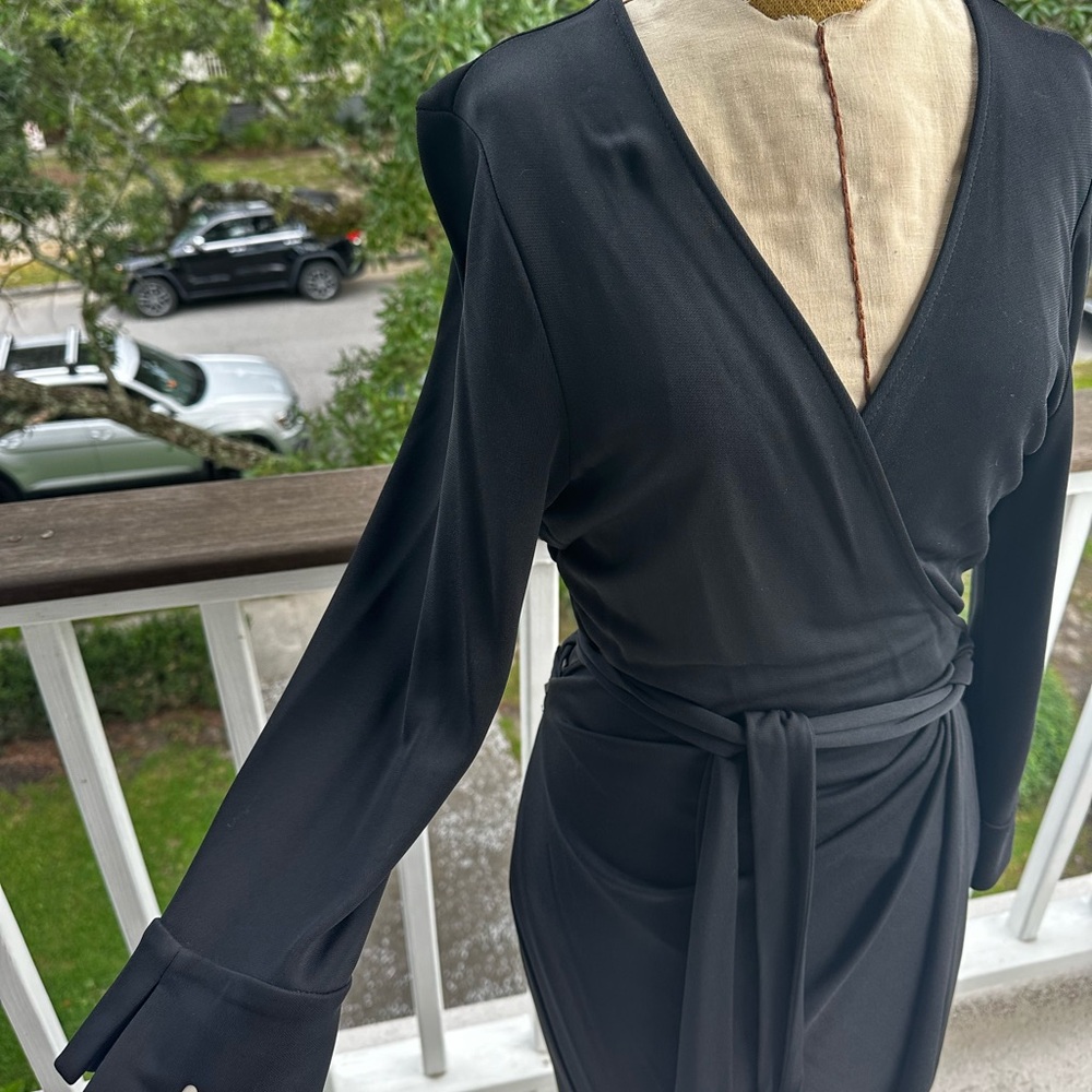 Diane Von Furstenberg wrap dress. Classic staple. Size 12. Midi length. - Picture 2 of 5